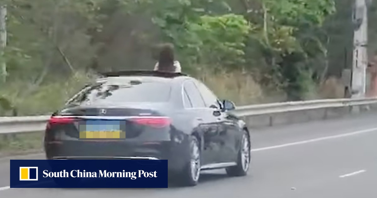 Video viral Hong Kong tentang wanita berdiri melalui sunroof mobil di jalan raya meminta peringatan